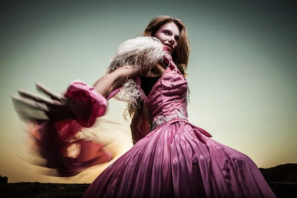 güzel pembe elbise poz açık olarak çekici romantik kadın.