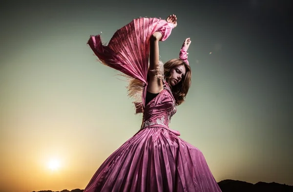 아름 다운 핑크 드레스 포즈 야외에 매력적인 로맨틱 여자. — 스톡 사진