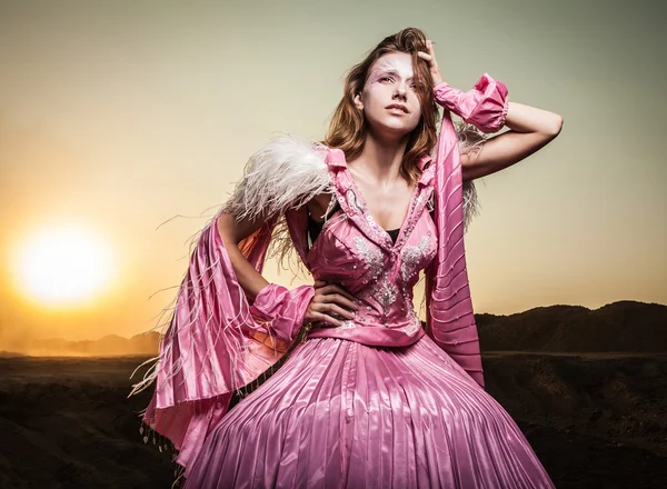 Mulher romântica atraente no belo vestido rosa pose ao ar livre . — Fotografia de Stock
