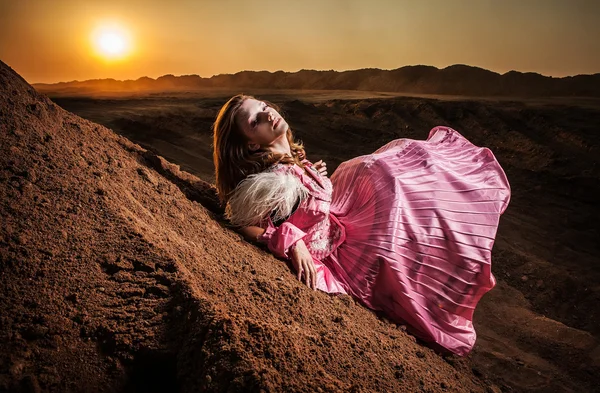 Attraente donna romantica sul bellissimo abito rosa posa all'aperto . — Foto Stock