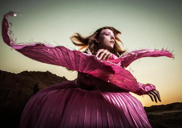 Atractiva mujer romántica en hermoso vestido rosa pose al aire libre . —  Fotos de Stock