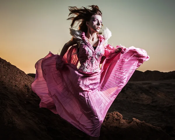 Atractiva mujer romántica en hermoso vestido rosa pose al aire libre . — Foto de Stock