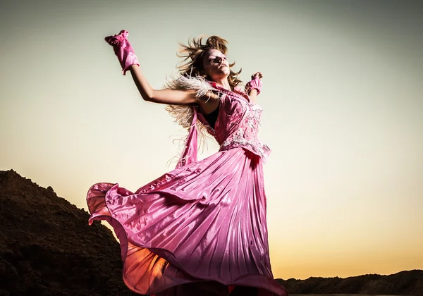Attraktiva romantisk kvinna på vacker rosa klänning pose utomhus. — Stockfoto