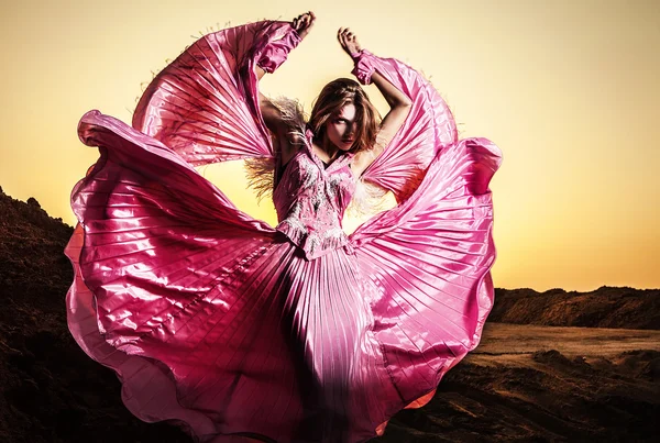 Atractiva mujer romántica en hermoso vestido rosa pose al aire libre . —  Fotos de Stock