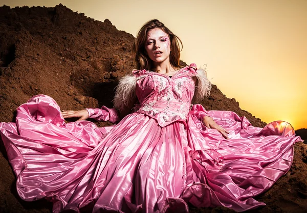 Atractiva mujer romántica en hermoso vestido rosa pose al aire libre . — Foto de Stock