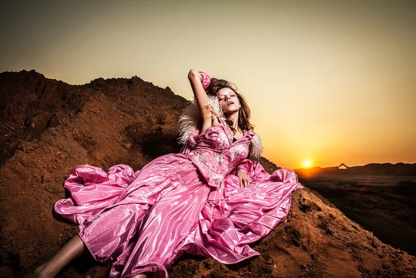 Attraktive romantische Frau auf schönem rosa Kleid posiert im Freien. — Stockfoto