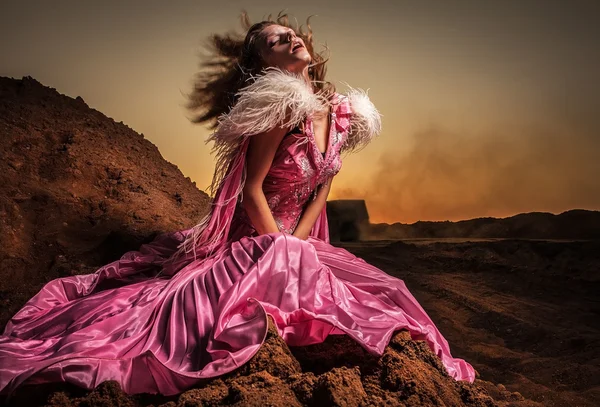 Attraktive romantische Frau auf schönem rosa Kleid posiert im Freien. — Stockfoto
