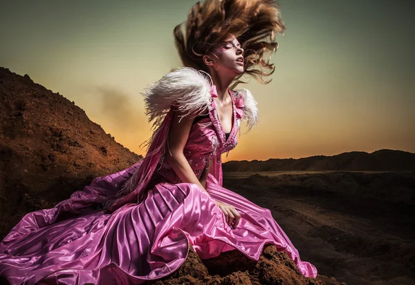 Belle femme romantique sur belle robe rose pose en plein air . — Photo