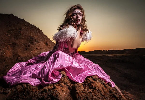 Atractiva mujer romántica en hermoso vestido rosa pose al aire libre . —  Fotos de Stock