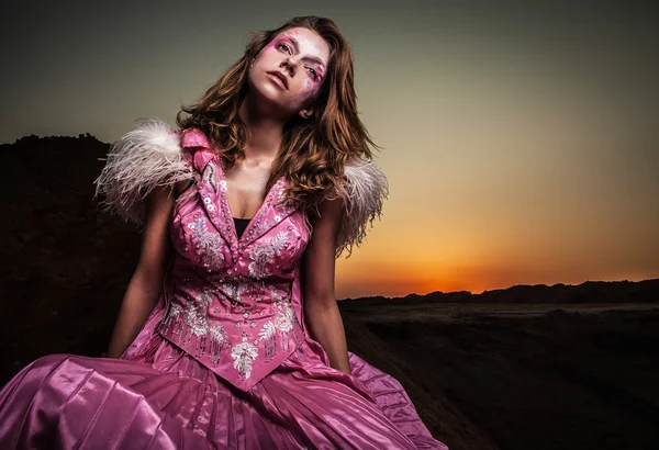 Attraente donna romantica sul bellissimo abito rosa posa all'aperto . — Foto Stock