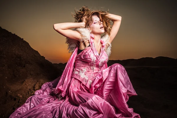 在室外的漂亮的粉红色礼服姿势上有吸引力的浪漫女人. — 图库照片