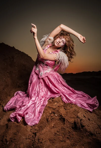 Atractiva mujer romántica en hermoso vestido rosa pose al aire libre . —  Fotos de Stock