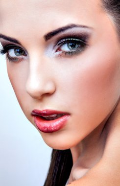 bir kadının yüz güzelliği doğal sağlık