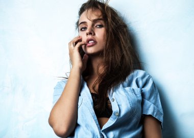 güzel kadın poz Studio. Vogue stilini fotoğraf.