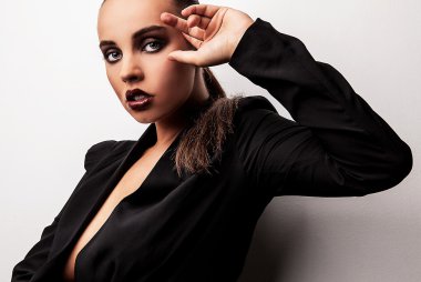 güzel kadın poz Studio. Vogue stilini fotoğraf.