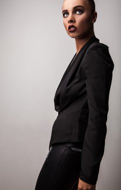 güzel kadın poz Studio. Vogue stilini fotoğraf.