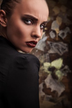 güzel kadının dramatik portre. Vogue stilini fotoğraf.