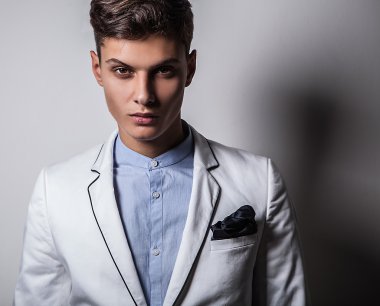 Zarif genç yakışıklı adam. Stüdyo moda portresi.