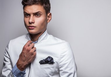 Zarif genç yakışıklı adam. Stüdyo moda portresi.