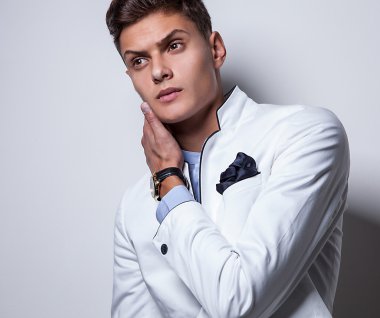 Zarif genç yakışıklı adam. Stüdyo moda portresi.