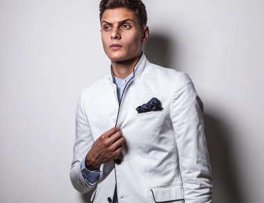 Zarif genç yakışıklı adam. Stüdyo moda portresi.