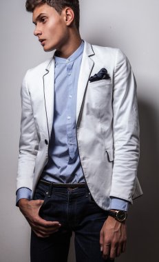 Zarif genç yakışıklı adam. Stüdyo moda portresi.