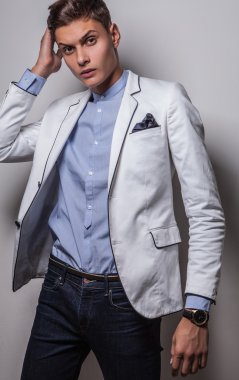 Zarif genç yakışıklı adam. Stüdyo moda portresi.