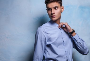 grunge arka plan üzerinde zarif genç yakışıklı adam. Studio moda portre.