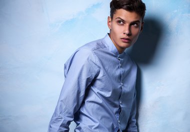 grunge arka plan üzerinde zarif genç yakışıklı adam. Studio moda portre.