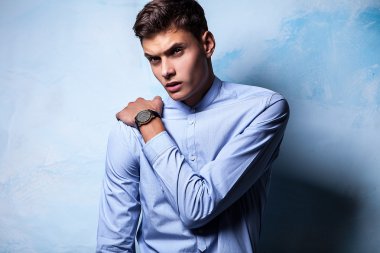 grunge arka plan üzerinde zarif genç yakışıklı adam. Studio moda portre.