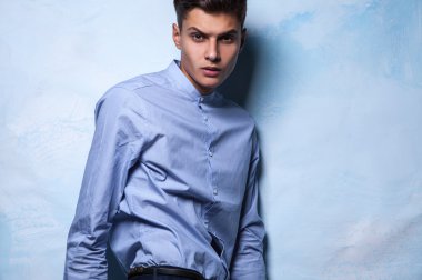 grunge arka plan üzerinde zarif genç yakışıklı adam. Studio moda portre.