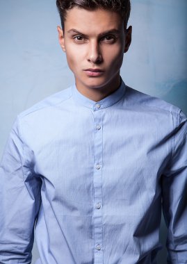 grunge arka plan üzerinde zarif genç yakışıklı adam. Studio moda portre.