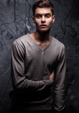 Zarif genç yakışıklı adam. Stüdyo moda portresi.