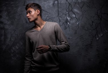 Zarif genç yakışıklı adam. Stüdyo moda portresi.