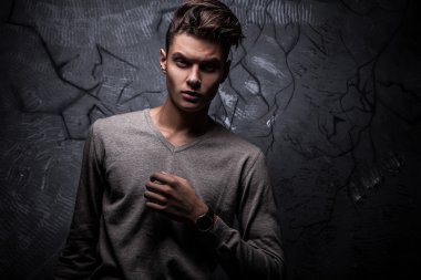 Zarif genç yakışıklı adam. Stüdyo moda portresi.