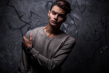 Zarif genç yakışıklı adam. Stüdyo moda portresi.