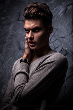 Zarif genç yakışıklı adam. Stüdyo moda portresi.