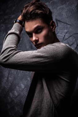 Zarif genç yakışıklı adam. Stüdyo moda portresi.