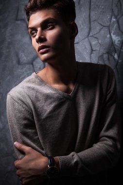 Zarif genç yakışıklı adam. Stüdyo moda portresi.