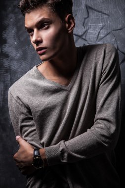 Zarif genç yakışıklı adam. Stüdyo moda portresi.