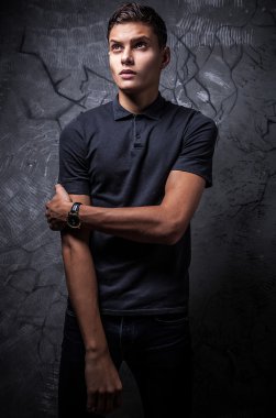 Zarif genç yakışıklı adam. Stüdyo moda portresi.