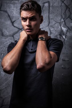 Zarif genç yakışıklı adam. Stüdyo moda portresi.