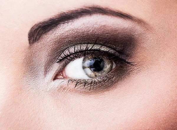 ตาของผู้หญิงที่แต่งหน้าสวยงาม — ภาพถ่ายสต็อก