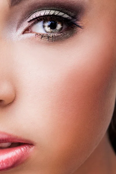 Ojo de mujer con maquillaje hermoso — Foto de Stock