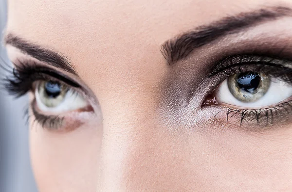 Ojo de mujer con maquillaje hermoso — Foto de Stock