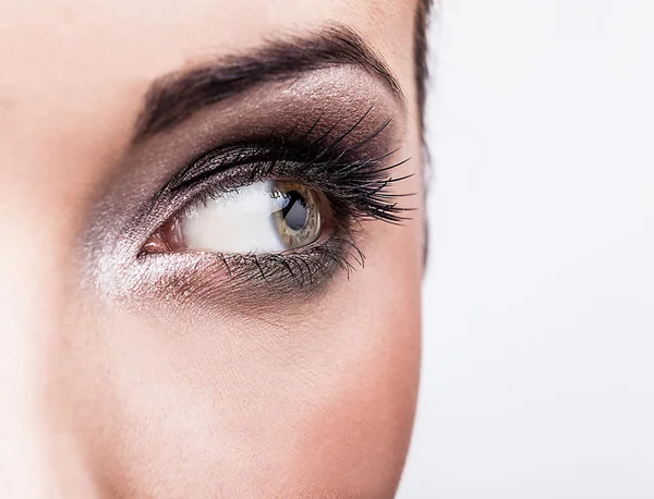 Ojo de mujer con maquillaje hermoso — Foto de Stock