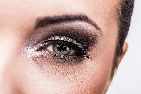 Ojo de mujer con maquillaje hermoso — Foto de Stock