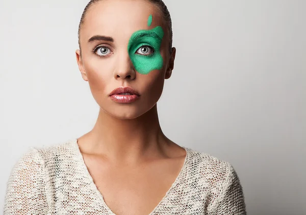 Schöne Frau posiert im Studio. — Stockfoto