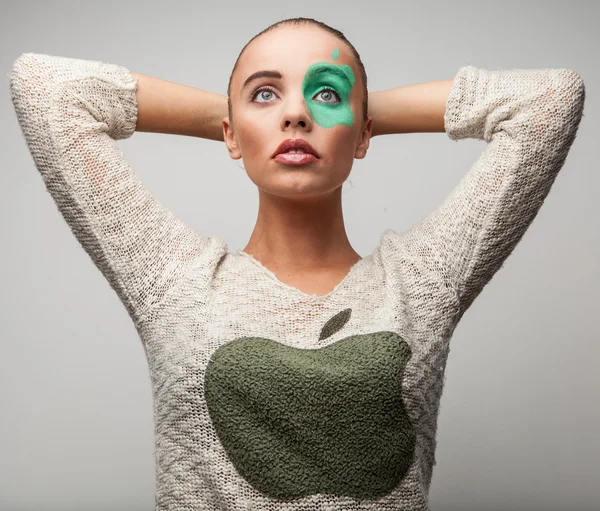 Schöne Frau posiert im Studio. — Stockfoto