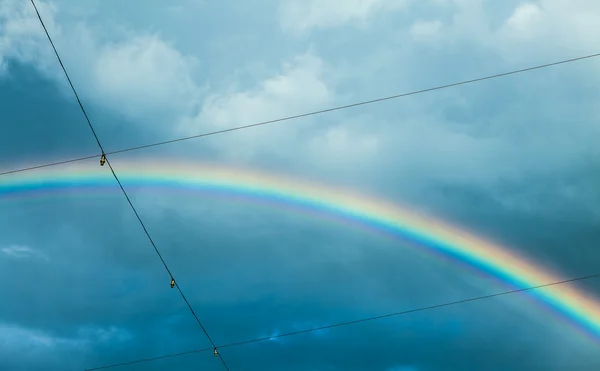 Hermoso arco iris en el cielo — Foto de Stock
